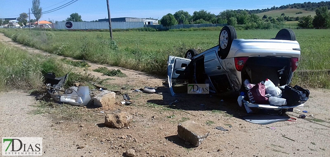 Accidente y posterior vuelco en la carretera de Sevilla