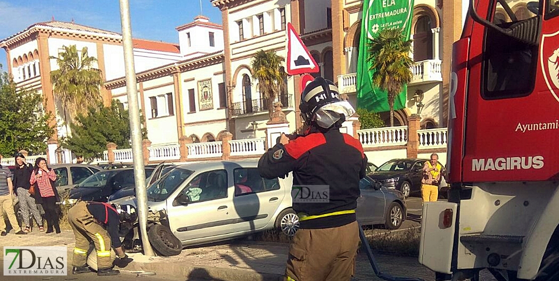 Pierde el control impactando contra una señal de tráfico y una farola en Badajoz