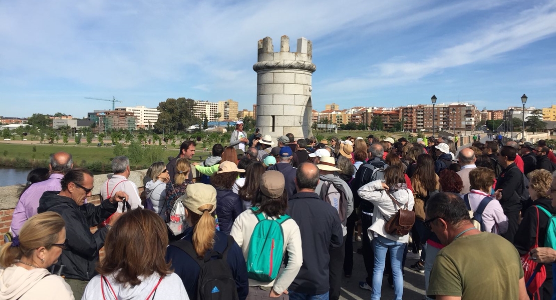 Centenares de personas visitan el puente de Gévora