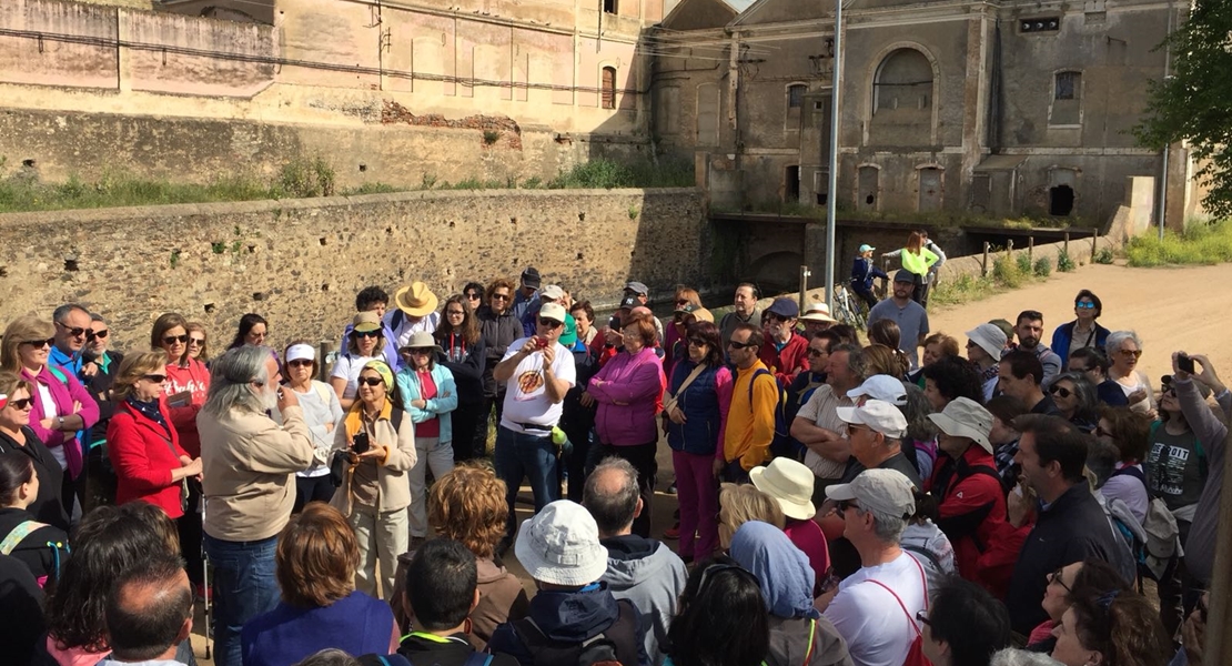 Centenares de personas visitan el puente de Gévora