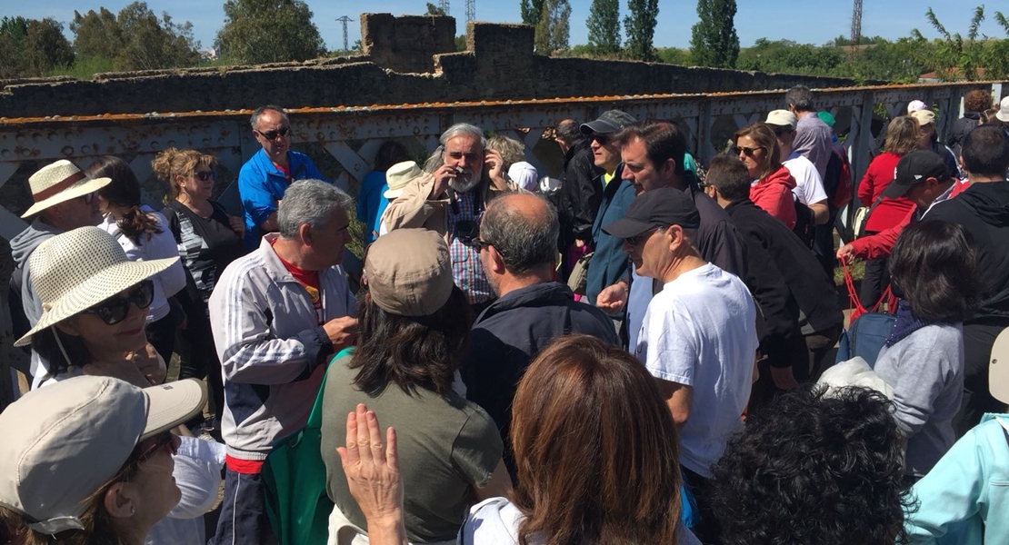 Centenares de personas visitan el puente de Gévora