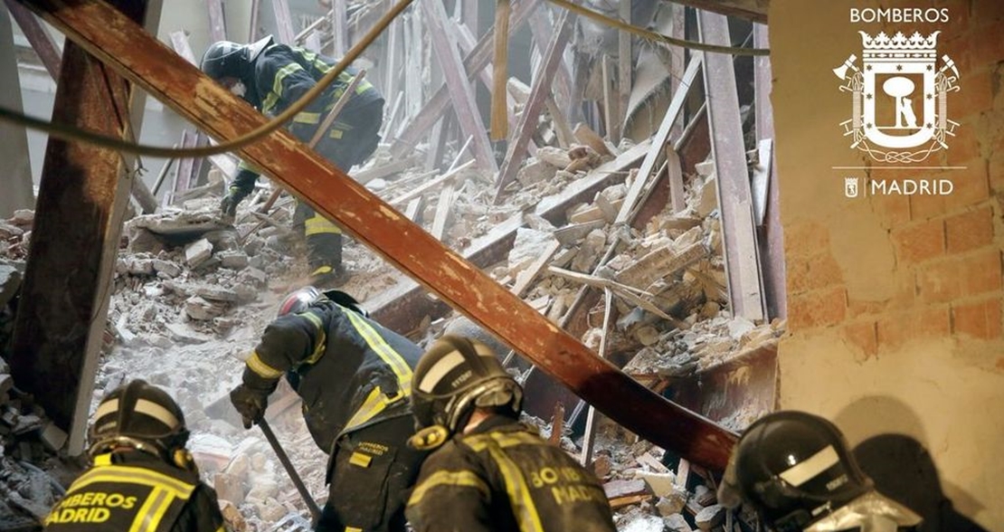 Los bomberos siguen buscando a los desaparecidos bajo los escombros