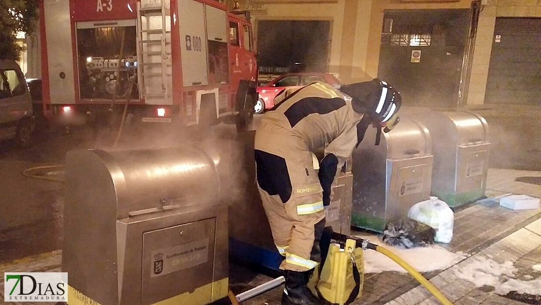 Incendio en varios contenedores soterrados en Badajoz