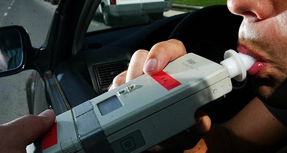 Circula en zigzag y multiplicando por 5 la tasa de alcoholemia permitida