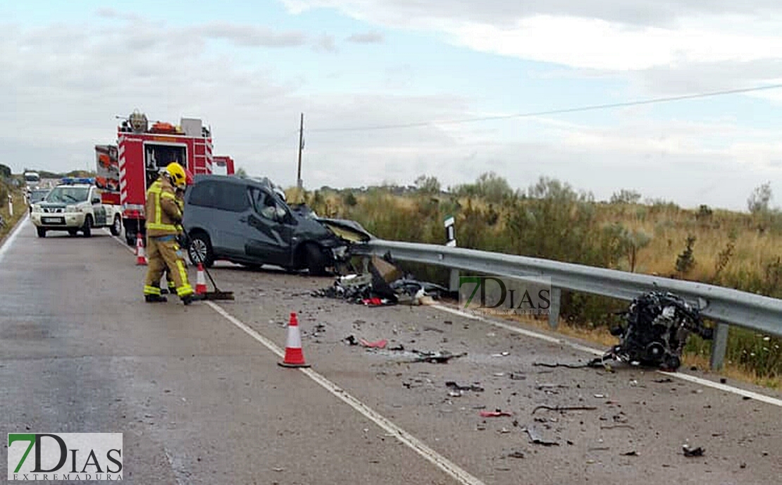 Imágenes del accidente entre un turismo y un camión en la provincia de Cáceres