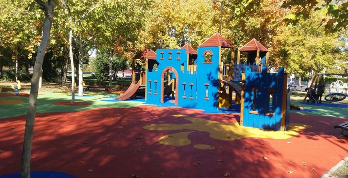 El parque infantil de José Fernández López contará con suelo similar al césped artificial