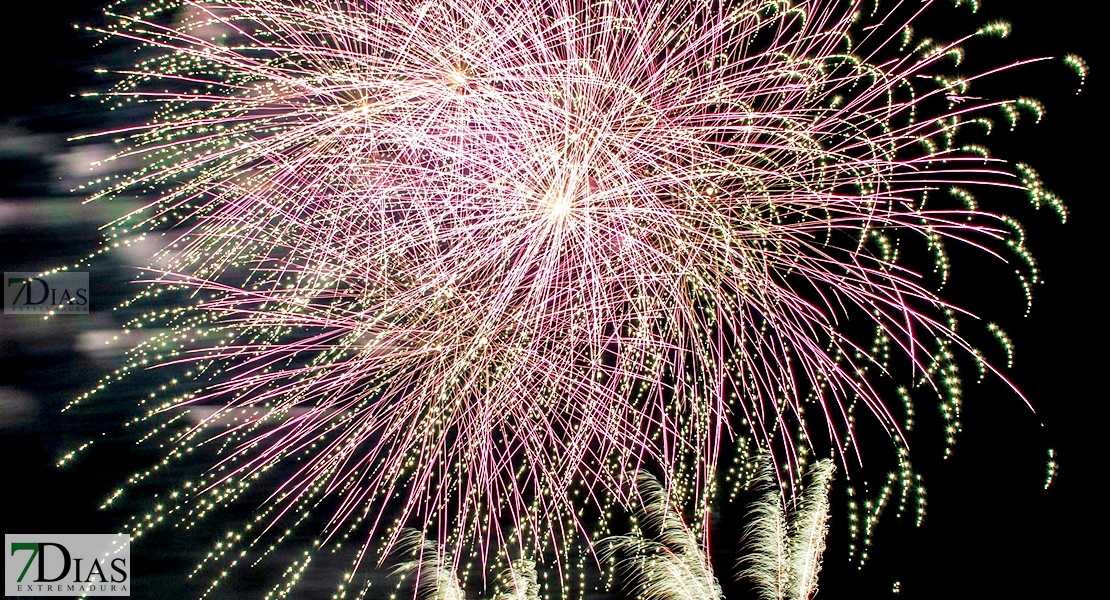 Noche de fuegos y deseos en la Feria de San Juan