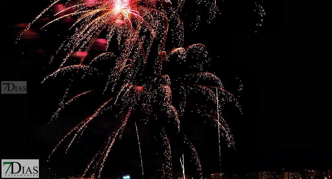 Noche de fuegos y deseos en la Feria de San Juan