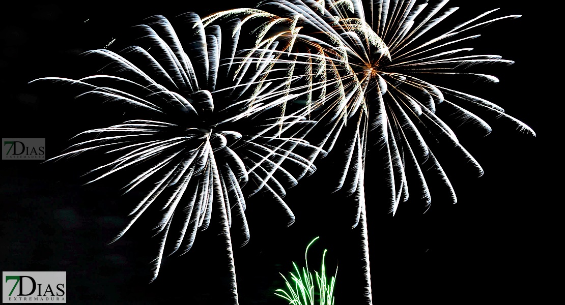 Noche de fuegos y deseos en la Feria de San Juan