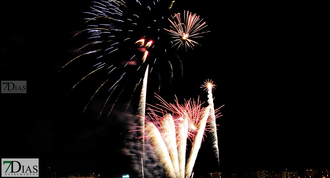 Noche de fuegos y deseos en la Feria de San Juan