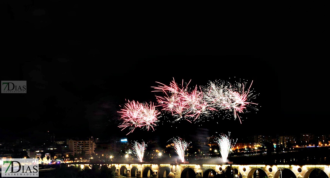 Noche de fuegos y deseos en la Feria de San Juan