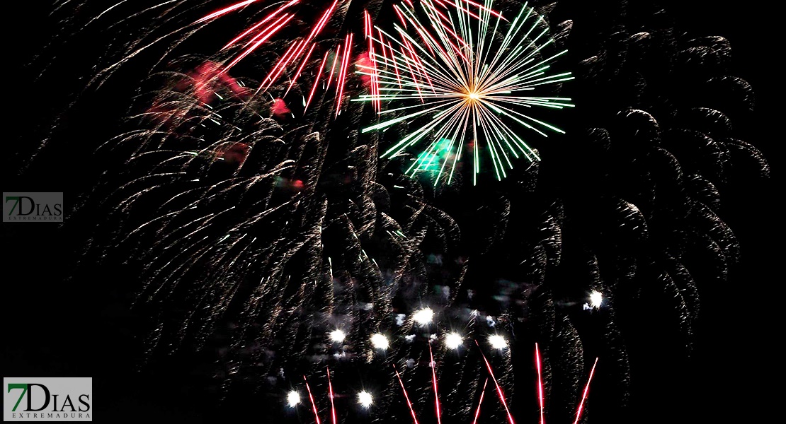 Noche de fuegos y deseos en la Feria de San Juan