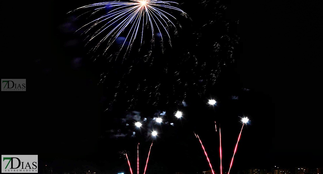 Noche de fuegos y deseos en la Feria de San Juan