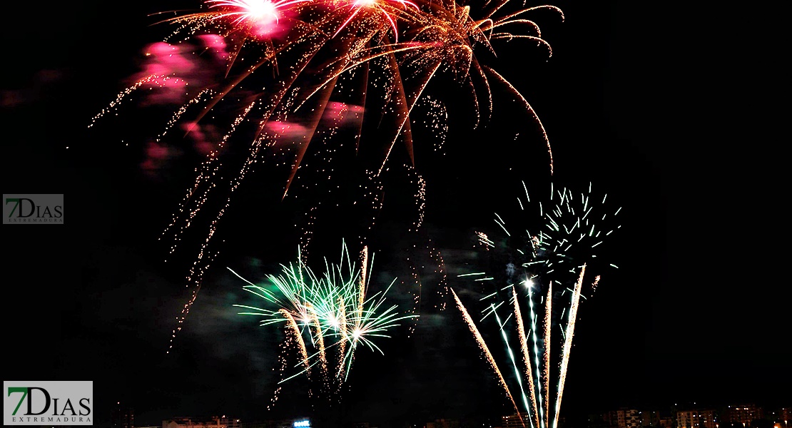 Noche de fuegos y deseos en la Feria de San Juan