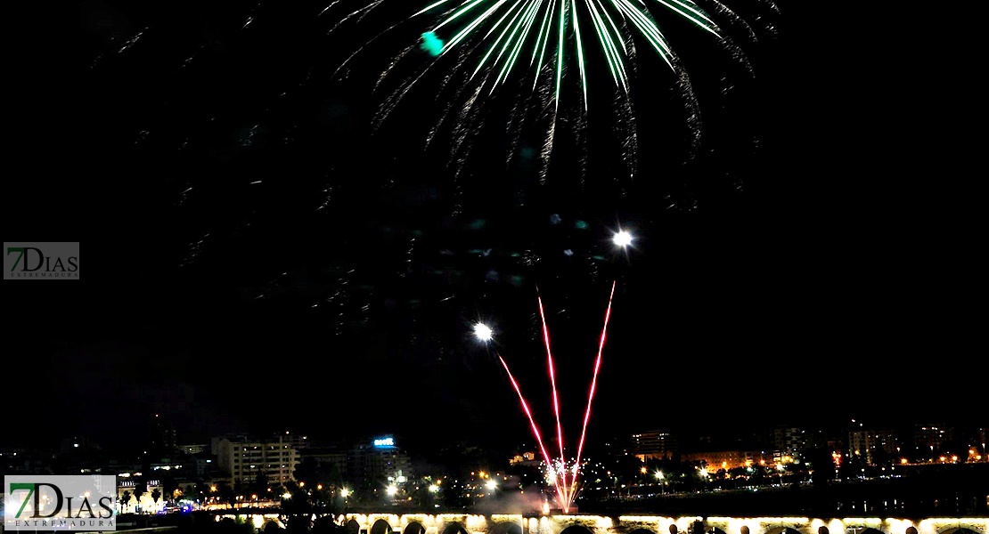 Noche de fuegos y deseos en la Feria de San Juan