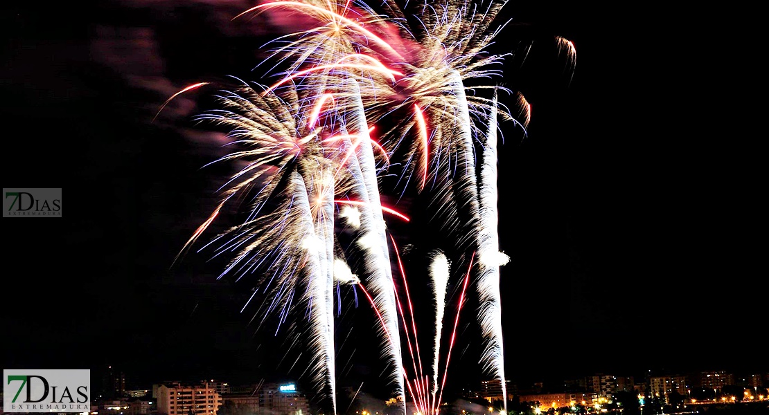 Noche de fuegos y deseos en la Feria de San Juan