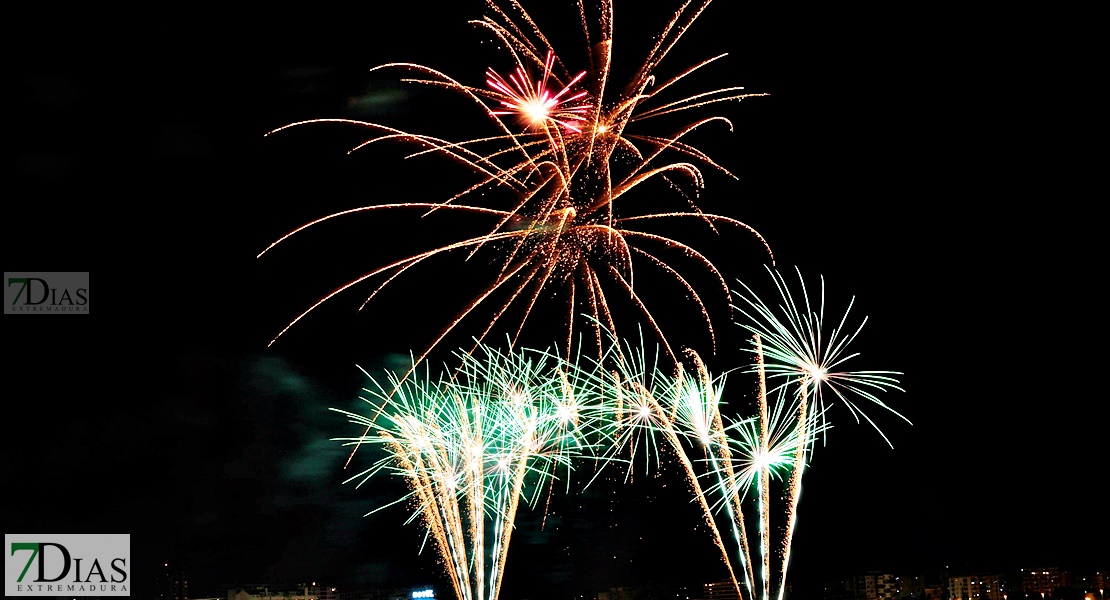 Noche de fuegos y deseos en la Feria de San Juan