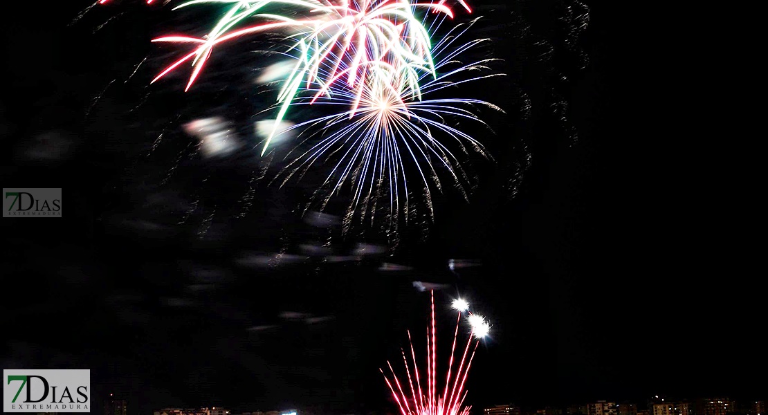 Noche de fuegos y deseos en la Feria de San Juan