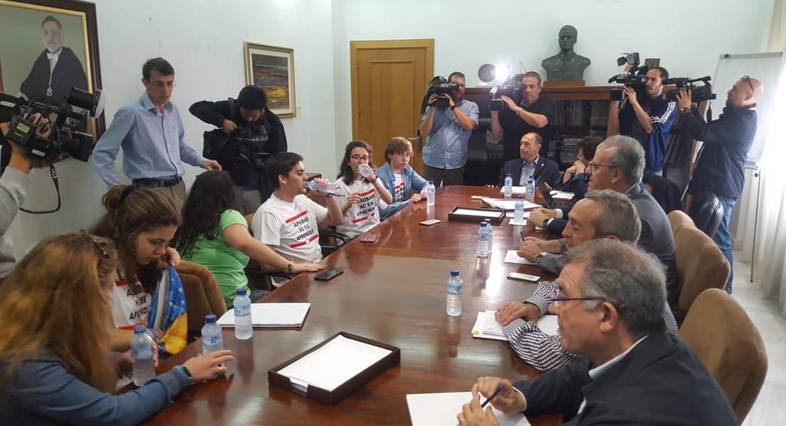 Comienza la reunión de los estudiantes con el rector