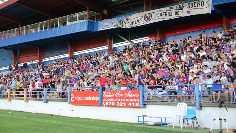 Inolvidable celebración para un hito histórico del fútbol extremeño