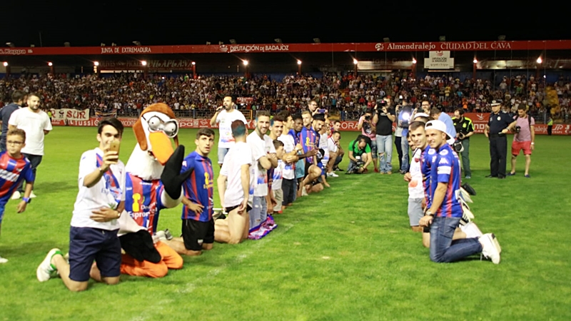 Inolvidable celebración para un hito histórico del fútbol extremeño