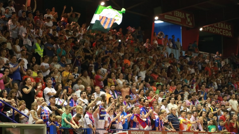 Inolvidable celebración para un hito histórico del fútbol extremeño