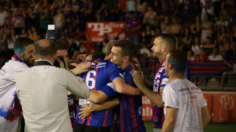 Inolvidable celebración para un hito histórico del fútbol extremeño
