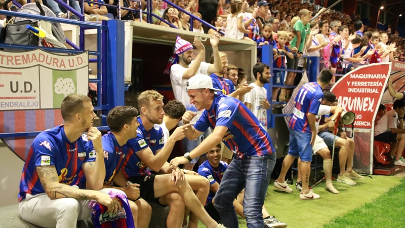 Inolvidable celebración para un hito histórico del fútbol extremeño