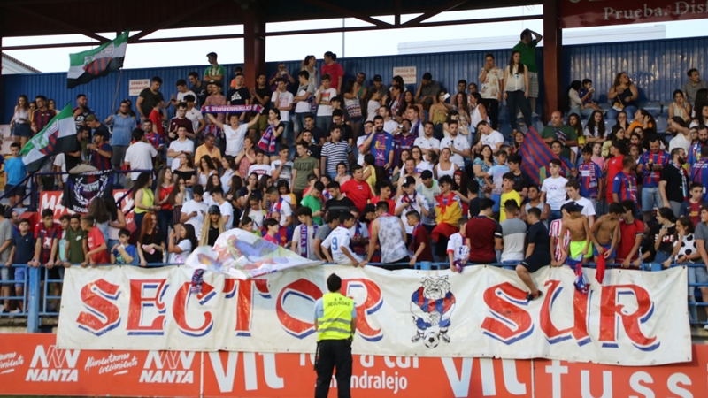 Inolvidable celebración para un hito histórico del fútbol extremeño