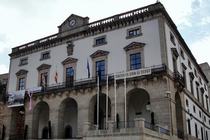 "El Ayuntamiento cacereño paga 8 días antes de lo legalmente establecido"