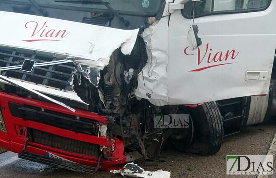 Imágenes del accidente entre un turismo y un camión en la provincia de Cáceres