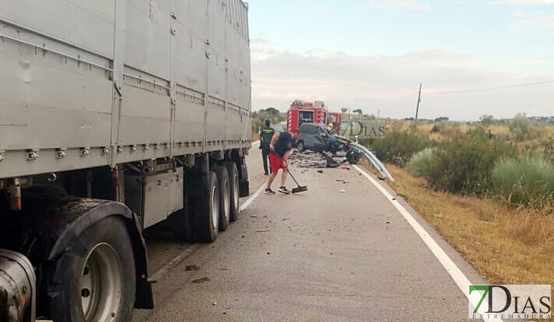 Imágenes del accidente entre un turismo y un camión en la provincia de Cáceres