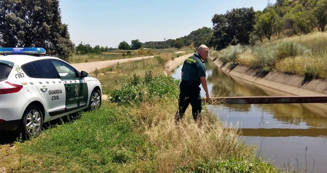 La Guardia Civil y dos vecinos de Lobón recatan a una mujer que cayó al canal