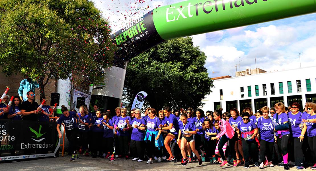 Alrededor de 1.500 mujeres corren por el empoderamiento femenino en Arroyo de la Luz