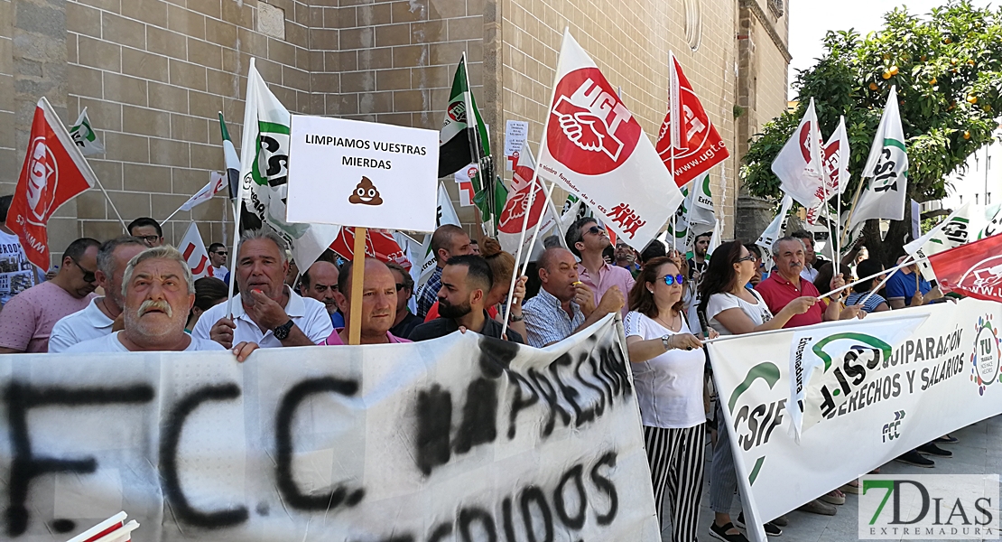 La huelga de basureros en Badajoz ya se ha cobrado un despido y tres sanciones