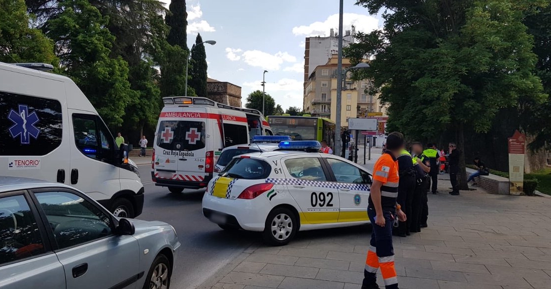 Tres heridos en una colisión entre bus urbano y turismo en Badajoz