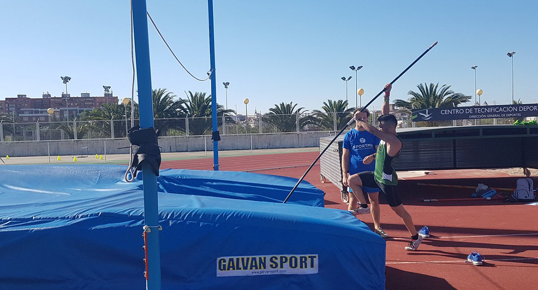 El Club Atletismo Badajoz entrena en Cáceres por falta de recursos