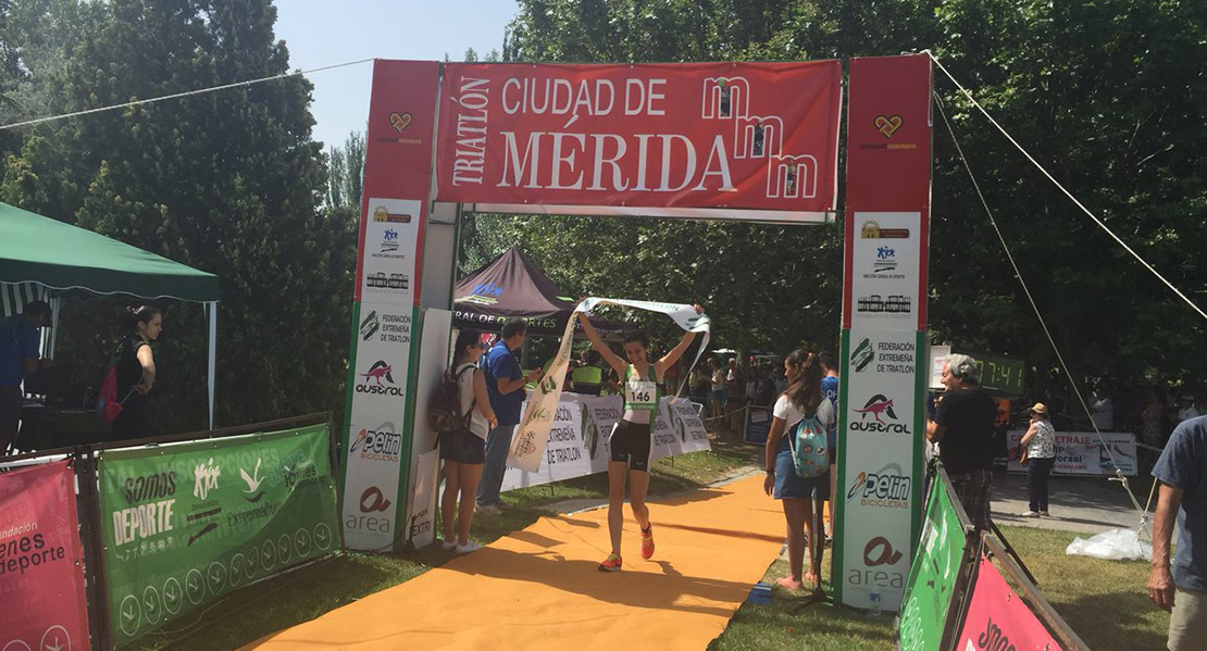 Barragán y Cascajosa gana el VIII Triatlón Ciudad de Mérida