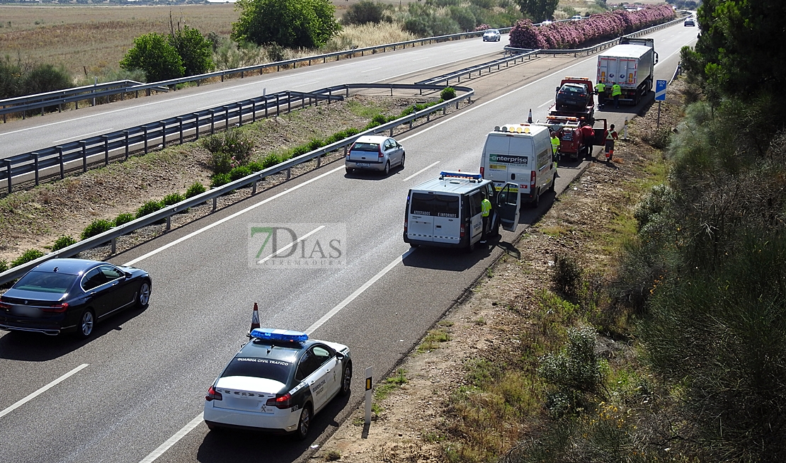 Colisión entre un tráiler y un turismo en la autovía A-5