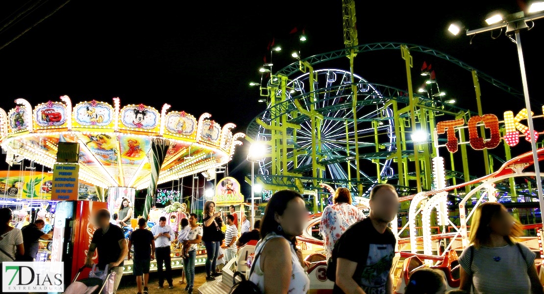 Una mujer agrede a tres personas en la zona de atracciones del recinto ferial