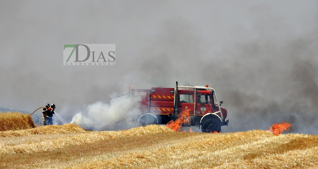 Un incendio amenaza a la urbanización Río Caya (Badajoz)