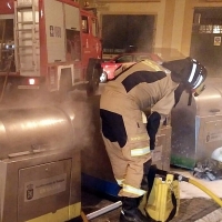 Incendio en varios contenedores soterrados en Badajoz