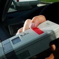 Circula en zigzag y multiplicando por 5 la tasa de alcoholemia permitida