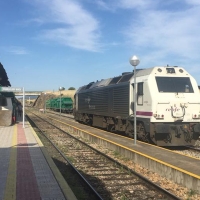 La avería de un mercancías obliga a desalojar un tren de pasajeros en Almorchón