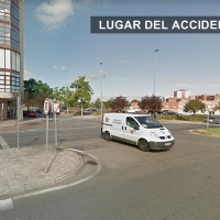 Un joven motorista herido grave en Cáceres