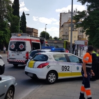 Tres heridos en una colisión entre bus urbano y turismo en Badajoz