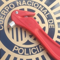 La Policía Nacional rescata a un bebé del interior de un vehículo