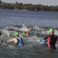 Sánchez y Cascajosa ganan el VI Triatlón Cros Costa Dulce de Orellana la Vieja