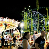 Una mujer agrede a tres personas en la zona de atracciones del recinto ferial