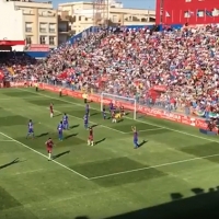 Balón al palo del Cartagena en Almendralejo